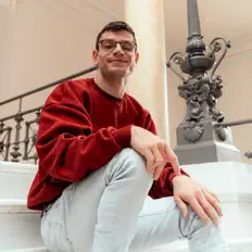 Ouve EamiQ, vê vídeos de música, lê a biografia, vê as datas da digressão e muito mais!