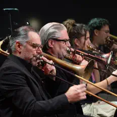 Zurich Jazz Orchestraを聴いたり、ミュージックビデオを鑑賞したり、経歴やツアー日程などを確認したりしましょう！