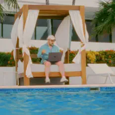 Dengarkan Brünne, tonton video musik, baca bio, lihat tanggal tur & lainnya!