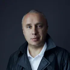 Ouve Michael Yanis, vê vídeos de música, lê a biografia, vê as datas da digressão e muito mais!
