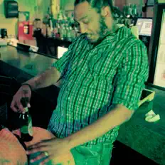 Hör dir Ayo Weird an, schau dir Musikvideos an, lies die Biografie, finde Tourdaten und mehr!