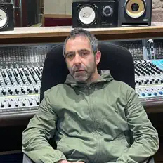 Paul Savva dinle, müzik videolarını izle, biyografisini oku, tur tarihlerini ve daha fazlasını gör!