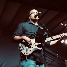 聆聽 Peter Kinikini、觀看音樂影片、閱讀小傳、查看巡演日期等！