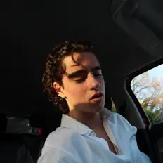 emisitoを聴いたり、ミュージックビデオを鑑賞したり、経歴やツアー日程などを確認したりしましょう！