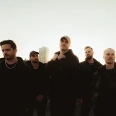 Never Back Downを聴いたり、ミュージックビデオを鑑賞したり、経歴やツアー日程などを確認したりしましょう！