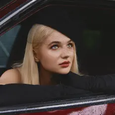 收听 ULIANA ROYCE、观看音乐视频、阅读小传、查看巡演日期等 ！