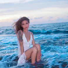 聆聽 Cita、觀看音樂影片、閱讀小傳、查看巡演日期等！