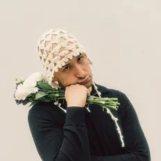 Hör dir LIEBCOZY an, schau dir Musikvideos an, lies die Biografie, finde Tourdaten und mehr!