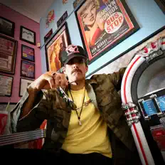 Ouve CB Ghost, vê vídeos de música, lê a biografia, vê as datas da digressão e muito mais!