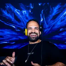 Écoutez Quinn Blalock, regardez des vidéoclips, lisez la biographie, consultez les dates de tournée et plus encore !