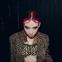 Ouve undefined, vê vídeos de música, lê a biografia, vê as datas da digressão e muito mais!