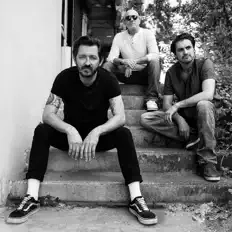 Jostle सुनें, म्यूज़िक वीडियो देखें, बायो पढ़ें, दौरे की तारीखें और बहुत कुछ देखें!