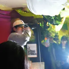 聆聽 Echo、觀看音樂影片、閱讀小傳、查看巡演日期等！