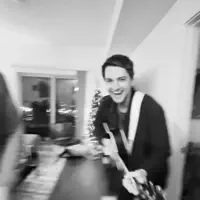 聆聽 undefined、觀看音樂影片、閱讀小傳、查看巡演日期等！