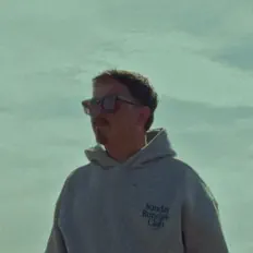 Poslechněte si interpreta Marra, sledujte hudební videa, přečtěte si životopis, podívejte se na data turné a další informace.