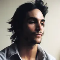 Ascolta undefined, guarda video musicali, leggi la biografia, vedi le date del tour & altro!