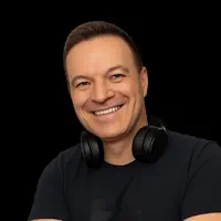 undefined सुनें, म्यूज़िक वीडियो देखें, बायो पढ़ें, दौरे की तारीखें और बहुत कुछ देखें!