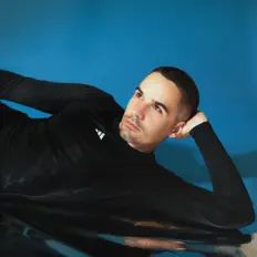 Ascolta IVÀN, guarda video musicali, leggi la biografia, vedi le date del tour & altro!