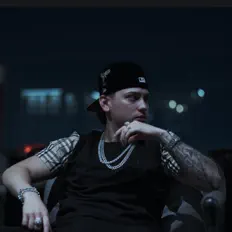 Dengarkan Porte Diferente, tonton video musik, baca bio, lihat tanggal tur & lainnya!