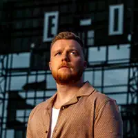 Escucha a undefined, mira videos musicales, lee su biografía, consulta las fechas de las gira y más.