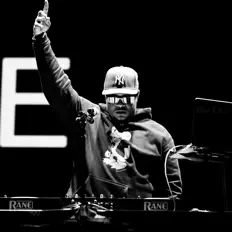 DJ T. Lewisを聴いたり、ミュージックビデオを鑑賞したり、経歴やツアー日程などを確認したりしましょう！