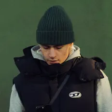 Poslechněte si interpreta XANSY, sledujte hudební videa, přečtěte si životopis, podívejte se na data turné a další informace.