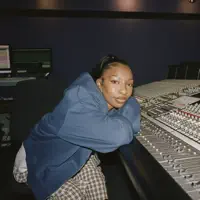 聆聽 undefined、觀看音樂影片、閱讀小傳、查看巡演日期等！