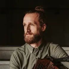 Hartwinを聴いたり、ミュージックビデオを鑑賞したり、経歴やツアー日程などを確認したりしましょう！