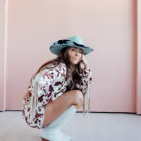 Escucha a undefined, mira videos musicales, lee su biografía, consulta las fechas de las gira y más.