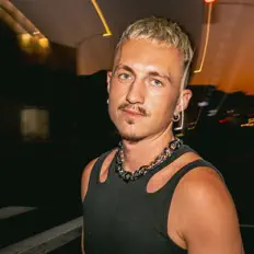 Ouça Nickels, assista a videoclipes, leia a biografia, veja as datas das turnês e mais!