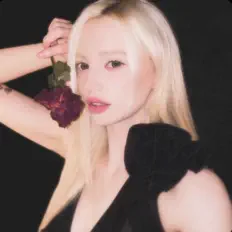 聆聽 JASMINE、觀看音樂影片、閱讀小傳、查看巡演日期等！