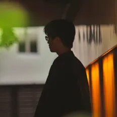 Hör dir Tom-i an, schau dir Musikvideos an, lies die Biografie, finde Tourdaten und mehr!