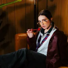 收听 ellakate、观看音乐视频、阅读小传、查看巡演日期等 ！