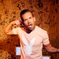 Hör dir undefined an, schau dir Musikvideos an, lies die Biografie, finde Tourdaten und mehr!