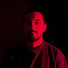 STRVを聴いたり、ミュージックビデオを鑑賞したり、経歴やツアー日程などを確認したりしましょう！