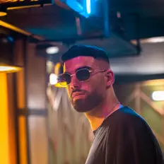 Hör dir MORAL an, schau dir Musikvideos an, lies die Biografie, finde Tourdaten und mehr!