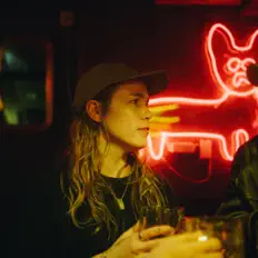 Ascolta Rebecca Mardal, guarda video musicali, leggi la biografia, vedi le date del tour & altro!