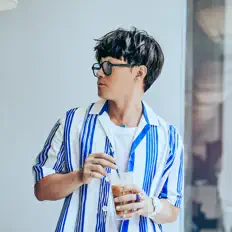 Ji Jet Qiを聴いたり、ミュージックビデオを鑑賞したり、経歴やツアー日程などを確認したりしましょう！