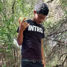 聆聽 nique、觀看音樂影片、閱讀小傳、查看巡演日期等！