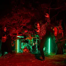 Escucha a One More Weekend, mira videos musicales, lee su biografía, consulta las fechas de las gira y más.