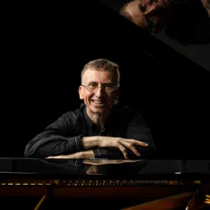 收听 Kenneth Hamilton、观看音乐视频、阅读小传、查看巡演日期等 ！