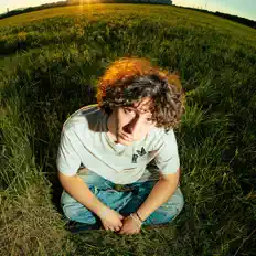 Poslechněte si interpreta Huzugha, sledujte hudební videa, přečtěte si životopis, podívejte se na data turné a další informace.