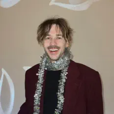 聆聽 Kinnota、觀看音樂影片、閱讀小傳、查看巡演日期等！