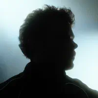 Ouve undefined, vê vídeos de música, lê a biografia, vê as datas da digressão e muito mais!