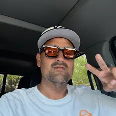 Ouve Steve Vest, vê vídeos de música, lê a biografia, vê as datas da digressão e muito mais!