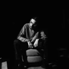 Genny dinle, müzik videolarını izle, biyografisini oku, tur tarihlerini ve daha fazlasını gör!