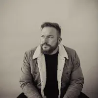 Hör dir undefined an, schau dir Musikvideos an, lies die Biografie, finde Tourdaten und mehr!