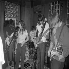 Poslechněte si interpreta Good Flying Birds, sledujte hudební videa, přečtěte si životopis, podívejte se na data turné a další informace.