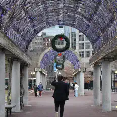 Dengarkan Cheeks, tonton video musik, baca bio, lihat tanggal tur & lainnya!