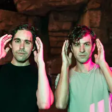 Hör dir Beach Sides an, schau dir Musikvideos an, lies die Biografie, finde Tourdaten und mehr!